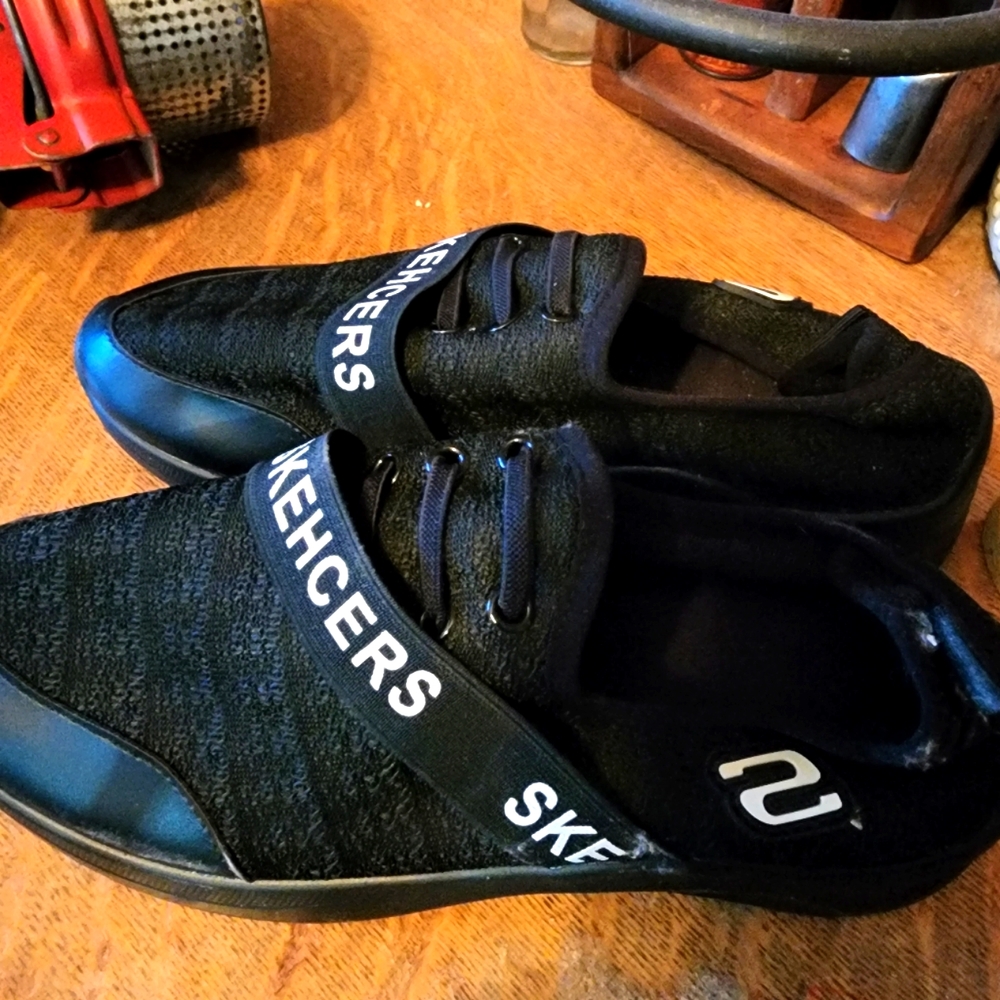 Skehcers women's size 9 flexible sneakers black NEW